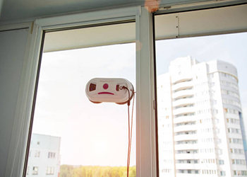 ロボット窓掃除機はどのように移動するのでしょうか?
