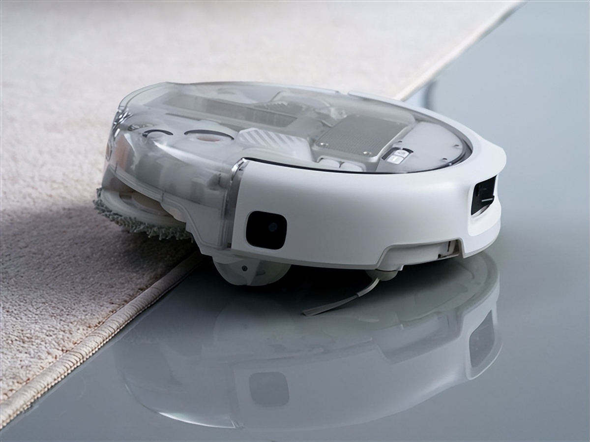 DJI ROMO 2 掃除および拭き掃除ロボット &middot; ロボットはカーペットと滑らかな床の接合部にあります.jpeg